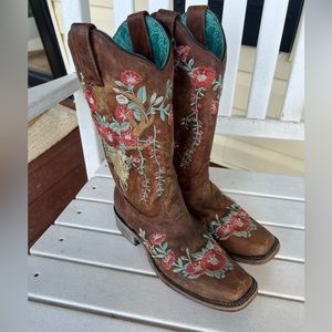 Size 7 1/2 Corral square toe boots